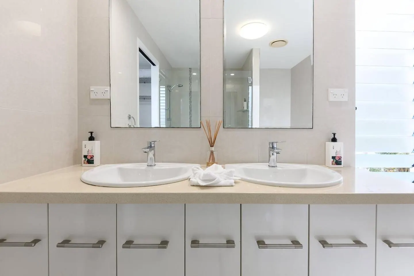 Rojo At Island Views—A Breezy Beachfront Retreat Palm Cove