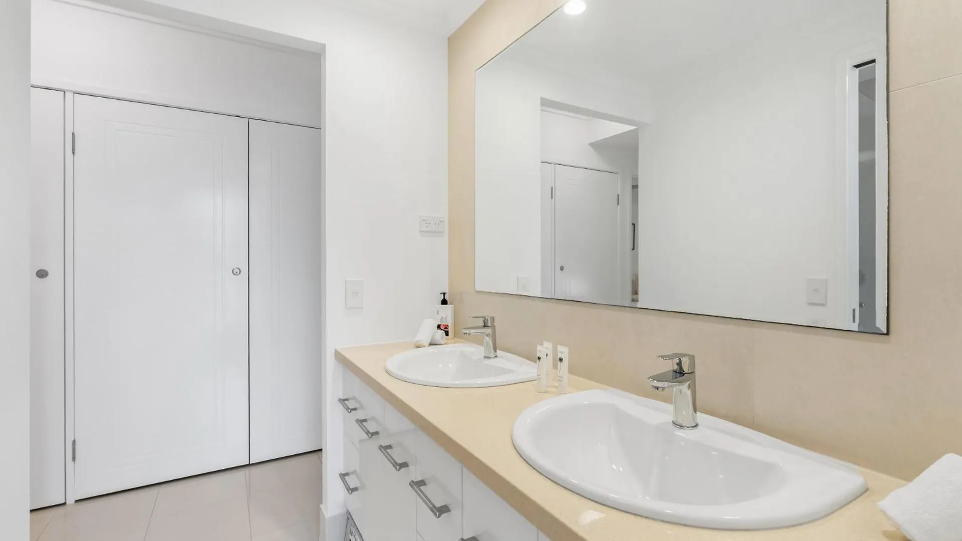 Rojo At Island Views—A Breezy Beachfront Retreat Palm Cove