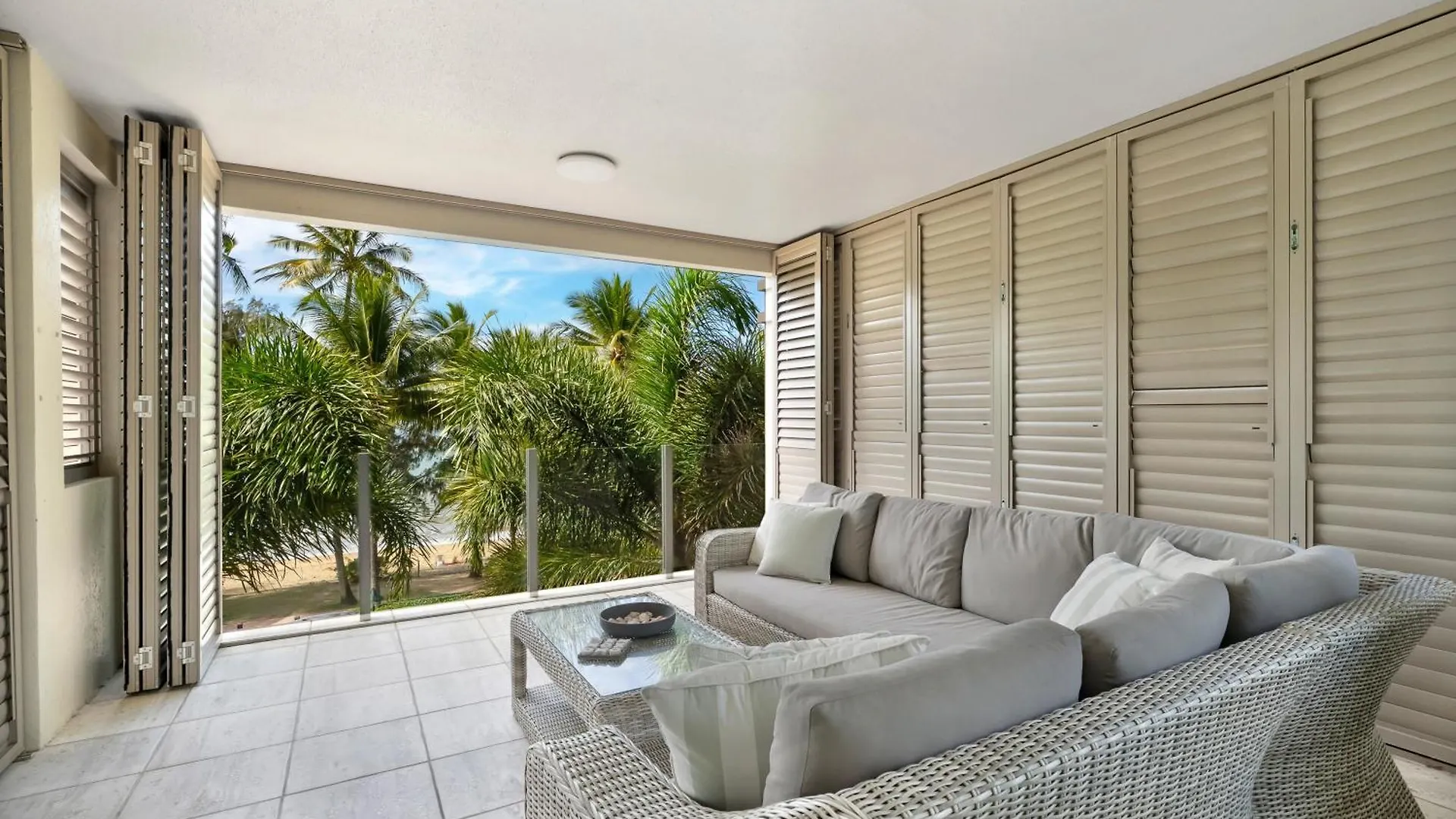 Rojo At Island Views—A Breezy Beachfront Retreat Palm Cove Australië